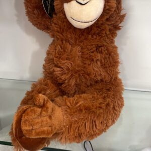 PELUCHE MONO CAFE CON IMANES EN LAS MANOS