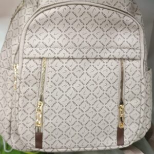 MOCHILA BEIGS CON CIERRES DORADOS