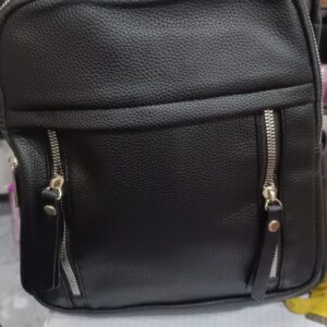 MOCHILA COLOR NEGRA CUERINA DETALLES PLATEADOS