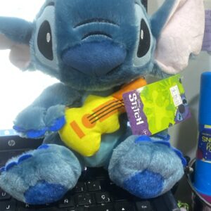 PELUCHE STICH DISNEY CON GUITARRA